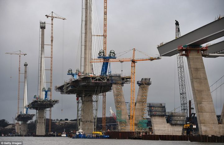 昆斯费里大桥(福斯三桥)世界最大跨度三塔斜拉桥的图5